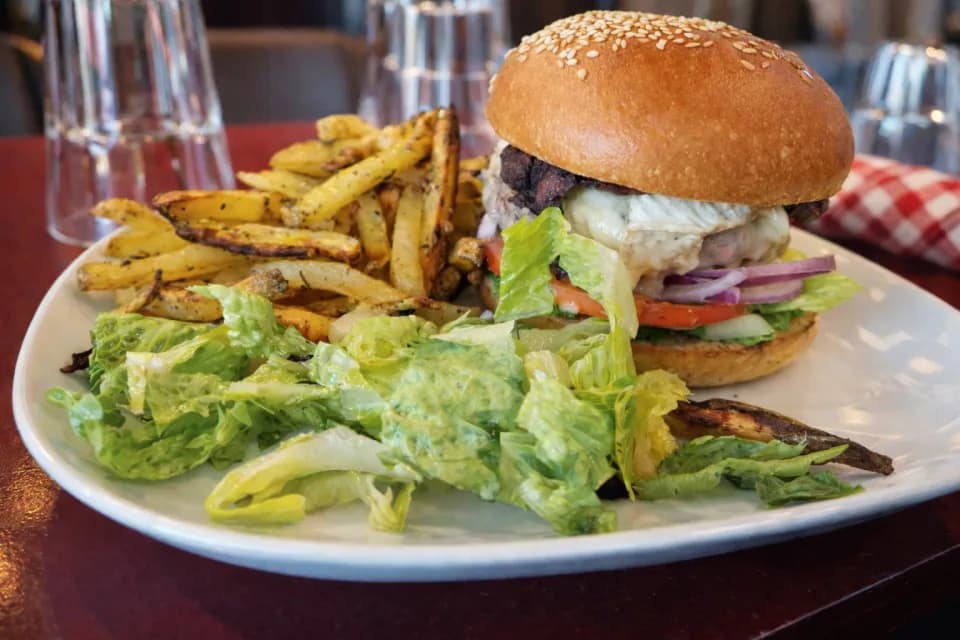 Burger maison servi au Bobo Resto